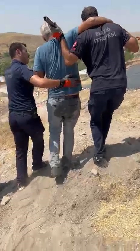 Kulağına saplanan demir profil ile hastaneye kaldırıldı