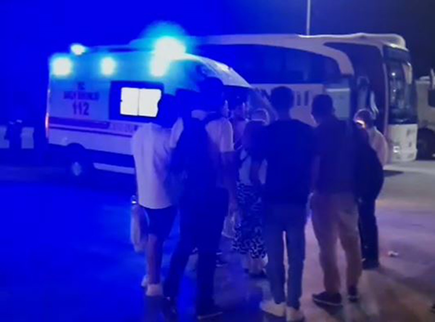 Otobüs şoförleri arasında yol kenarında bıçaklı kavga: 1 yaralı