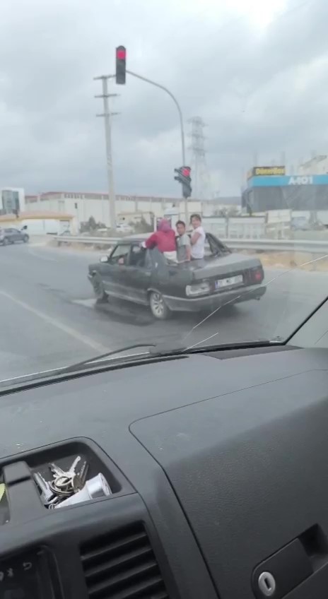 Çocukların, arka camı olmayan TOFAŞ’tan dışarı çıkarak yaptıkları ölümüne yolculuk kamerada