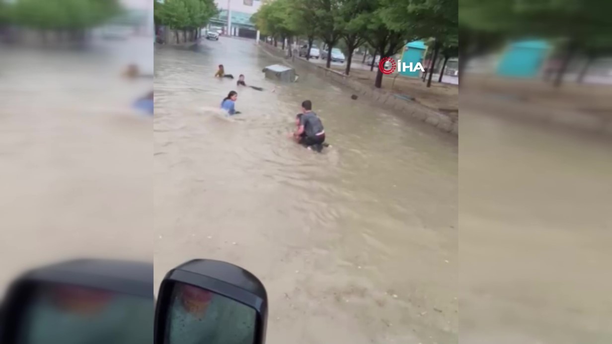 Ankara’da biriken sel sularında yüzen çocukların tehlikeli eğlencesi kamerada