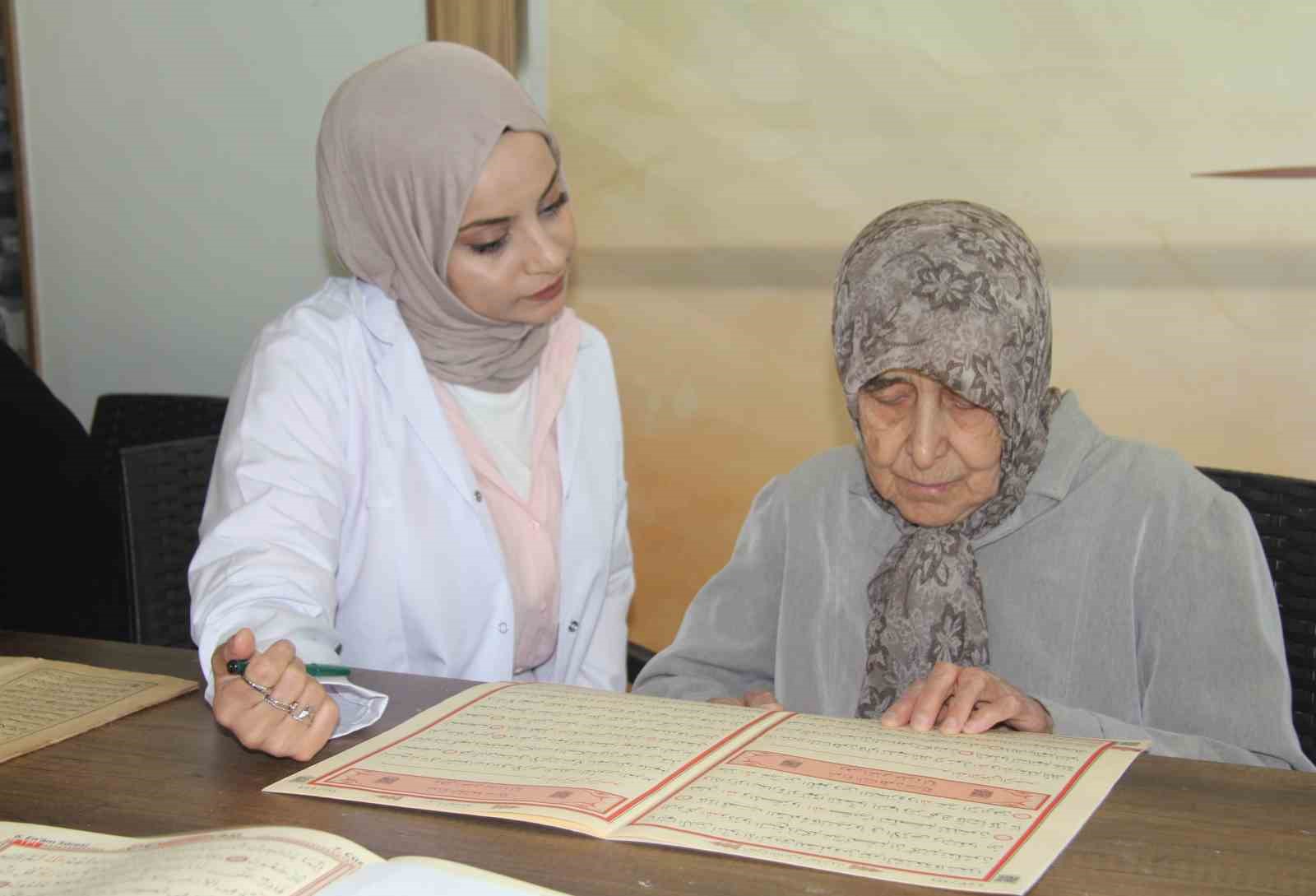 Yaşlılar bu merkezde hayata bağlanıyor