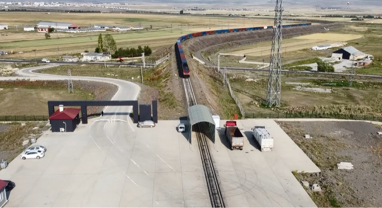 Kars Asya ile Avrupa’yı demiryoluyla birbirine bağlıyor