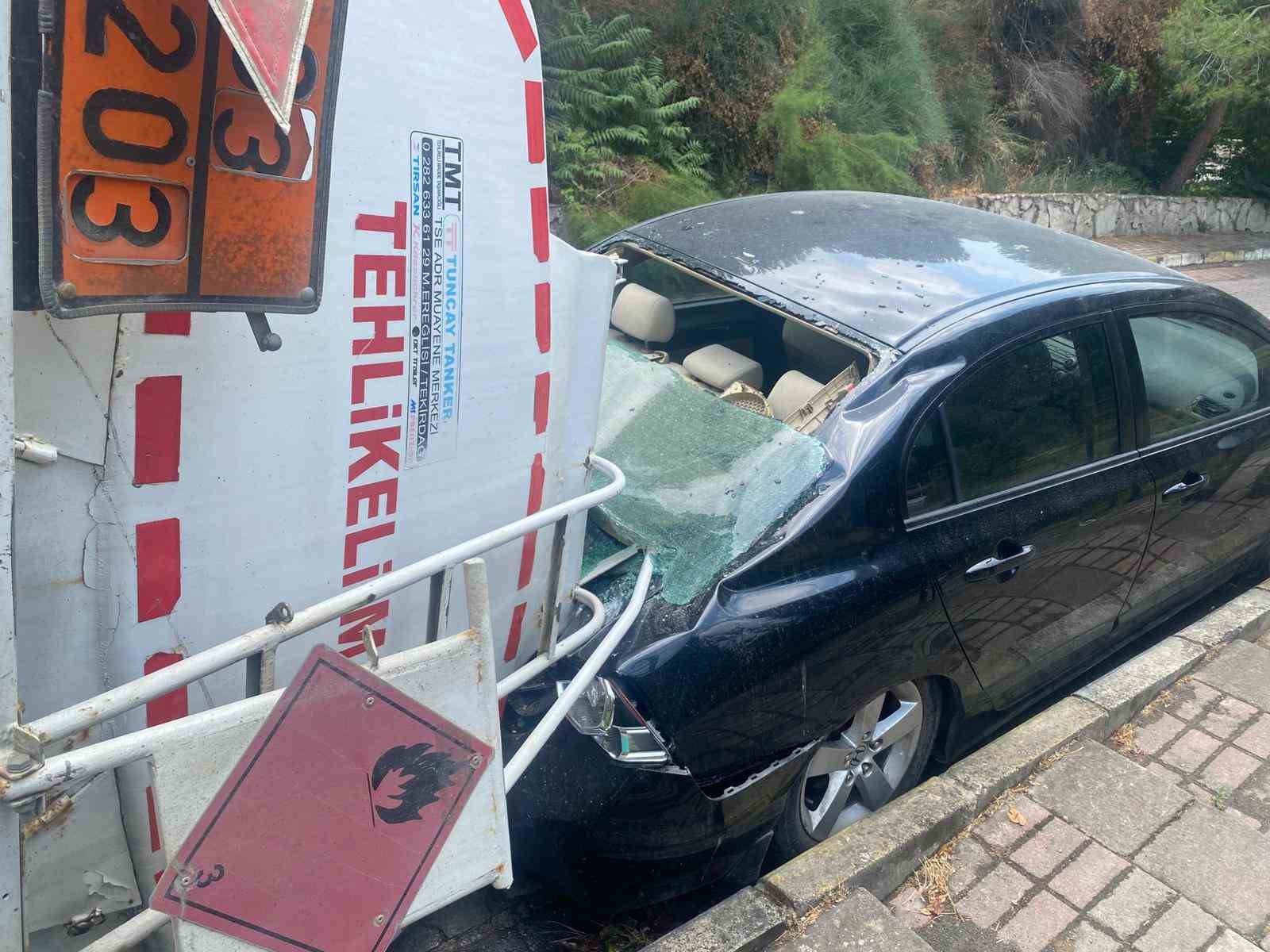 Üsküdar’da akaryakıt tankeri devrildi: 1 yaralı