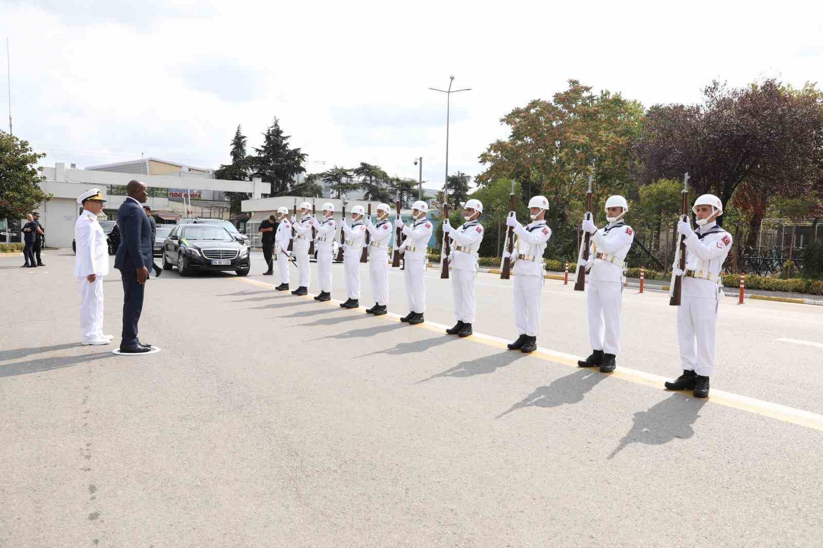Gabon Cumhurbaşkanı Nguema, İstanbul Tersanesi Komutanlığı’nı ziyaret etti