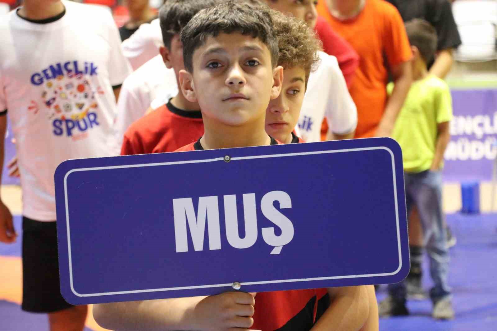 Muş’ta 17 ilden 250 sporcu minderde buluştu