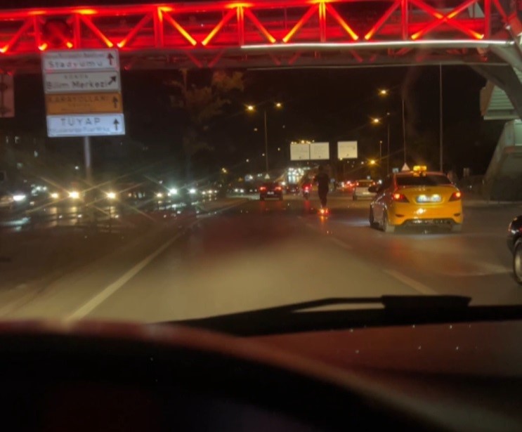 Scooterla 80-90 kilometre hızla seyrederek araçları solladı