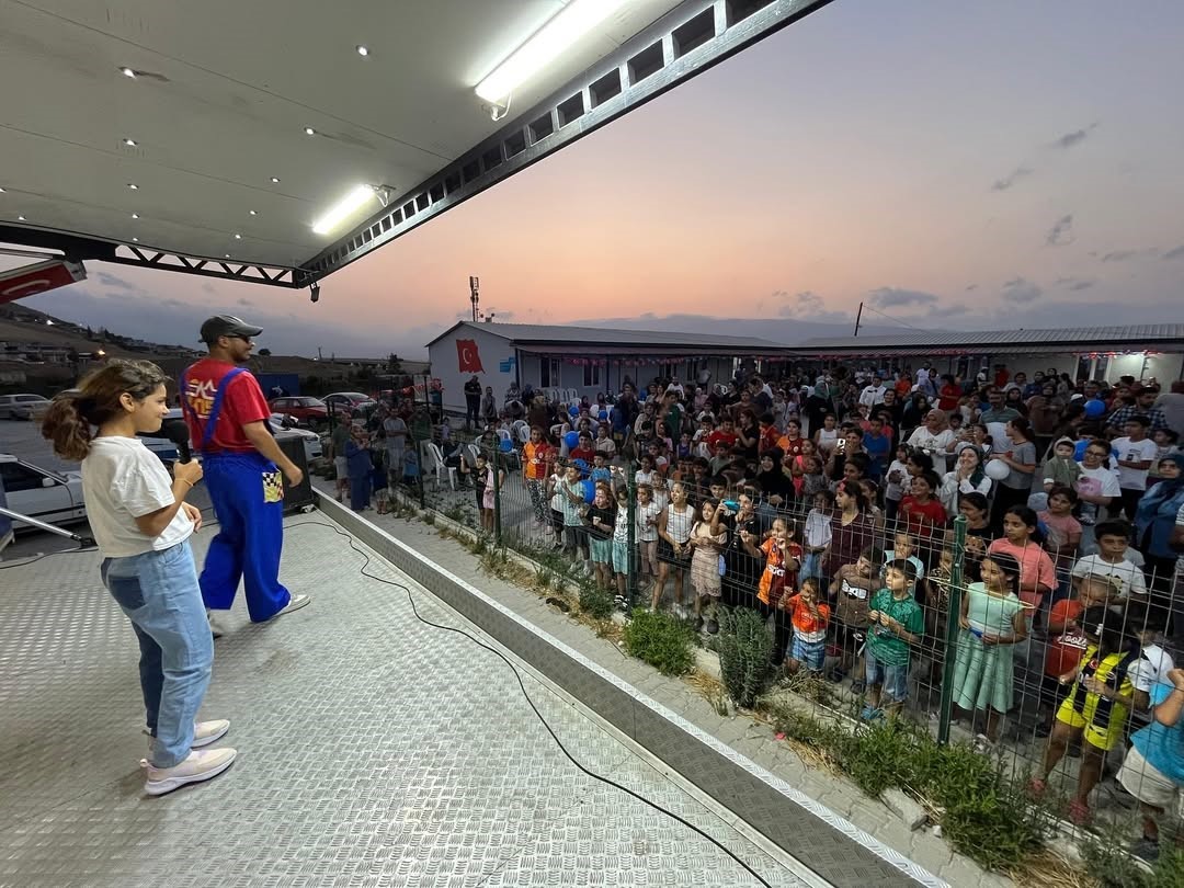 Antakya Belediyesi’nin düzenlediği çocuk şenliğinde  depremzede çocuklar doyasıya eğlendi