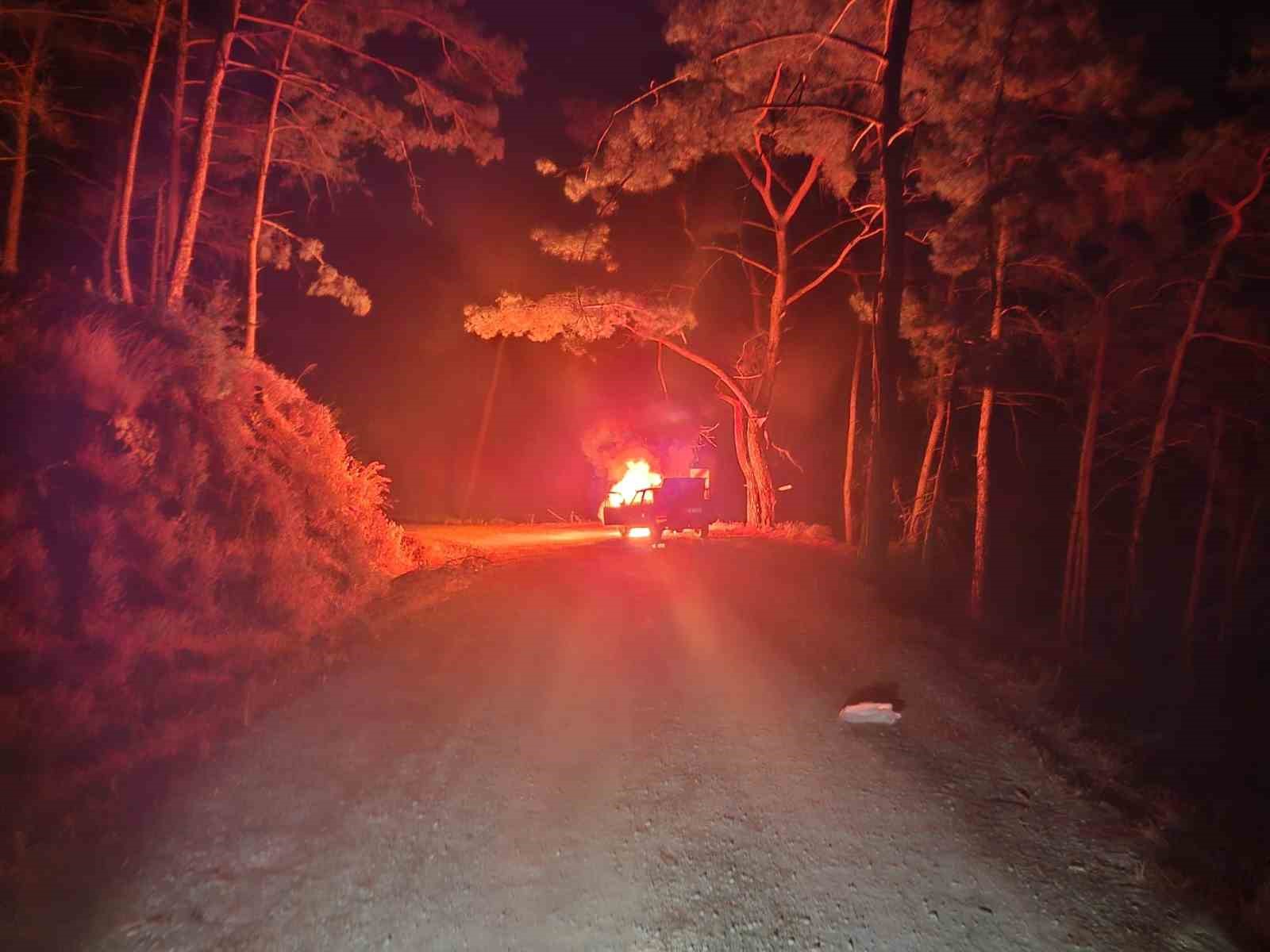 Seyir halinde alev topuna döndü, yangın ormana sıçramadan söndürüldü