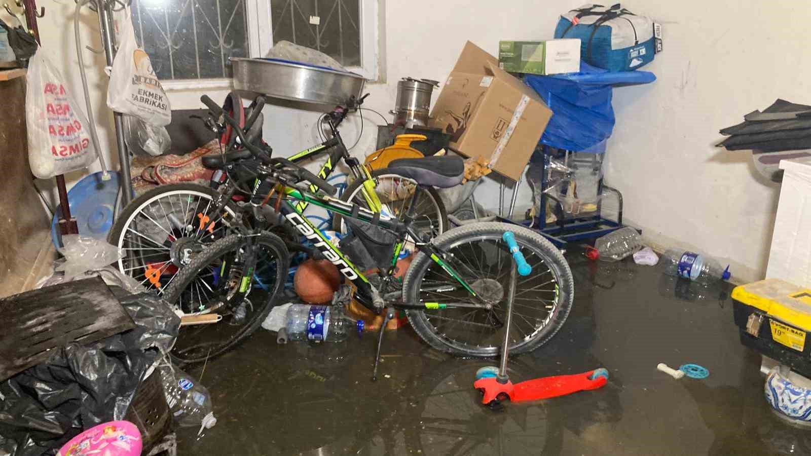 Ankara’da sağanak yağış etkili oldu... Yollar göle döndü, evleri su bastı