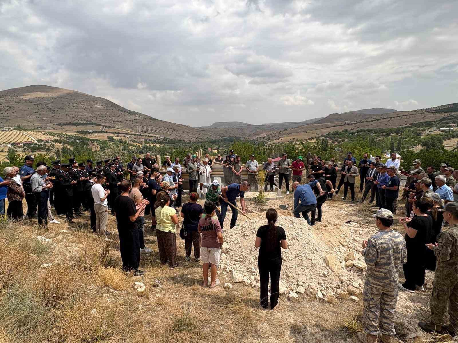 Şehit Kemal Demirbaş’ın naaşı 26 yıl sonra aile mezarlığına nakledildi