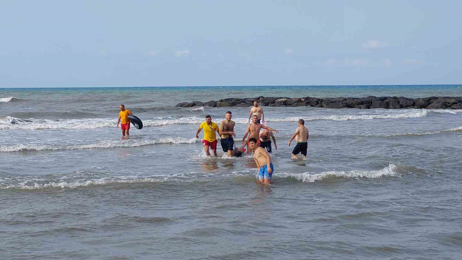 Karadeniz’de can pazarı: 2 arkadaş baygın halde denizden çıkartıldı