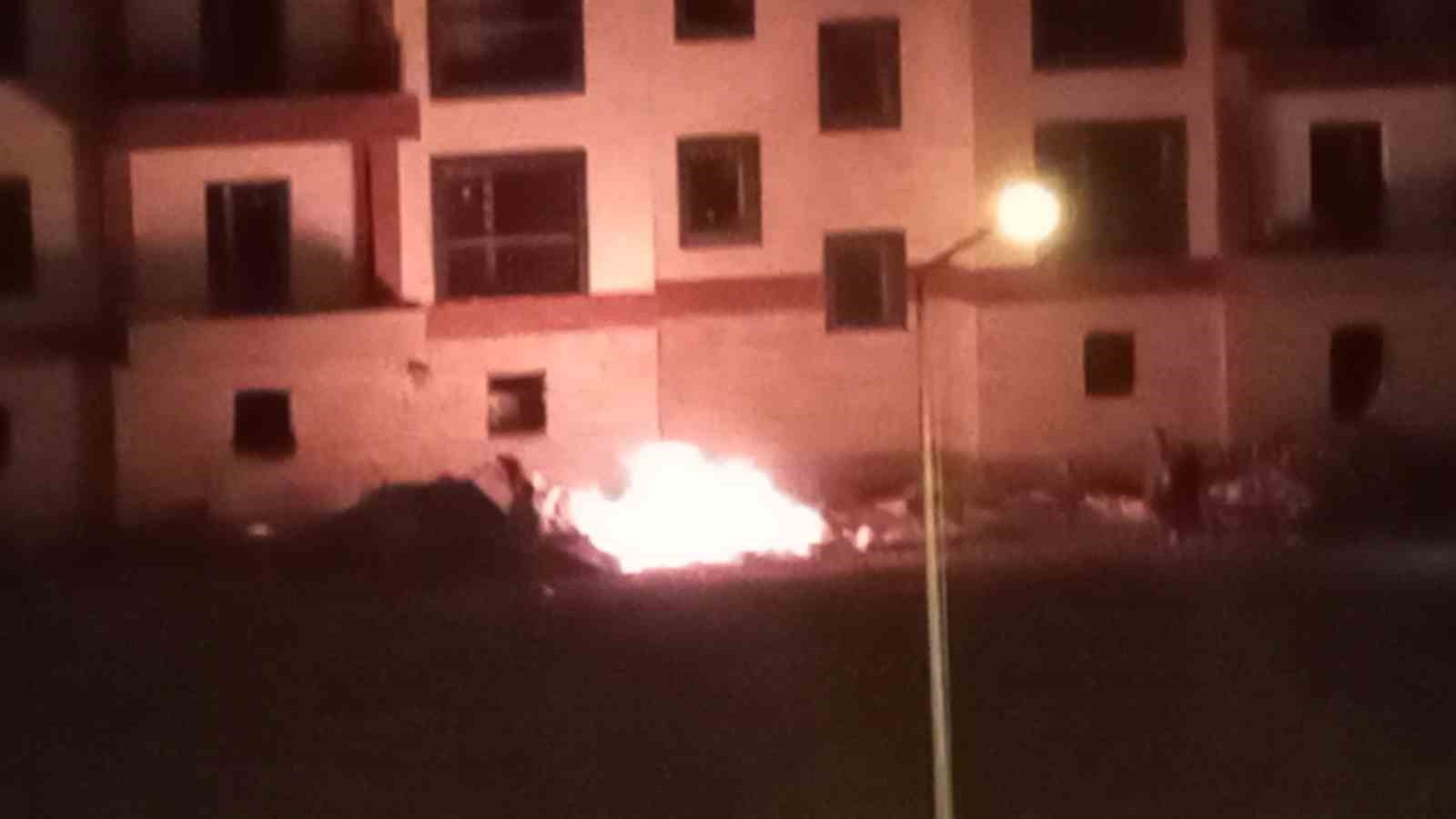 Edirne’de TOKİ şantiyesinde yangın paniği... Alevleri kum atarak söndürmeye çalıştılar