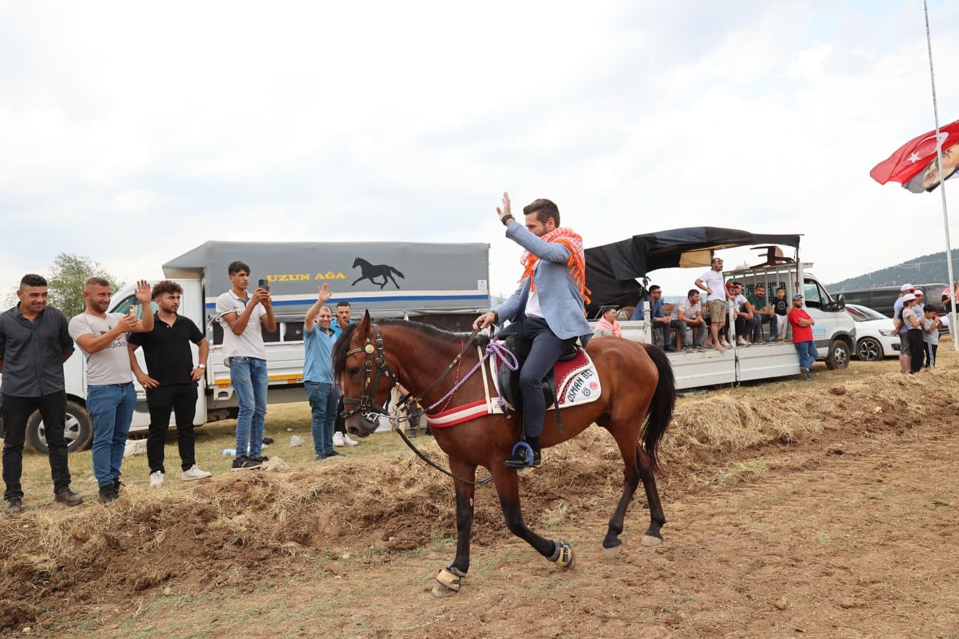 Tavas’ta 132 rahvan at, Kızılca Pisti’nin tozunu atttırdı