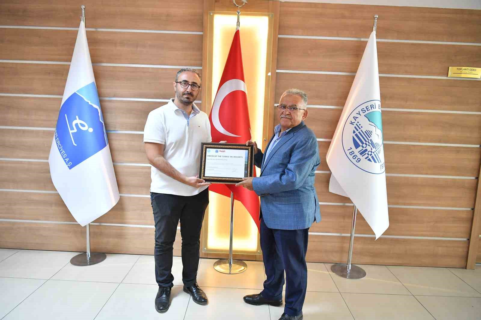 Erciyes’in Türk Dünyası üyeliği, Başkan Büyükkılıç’a takdim edildi