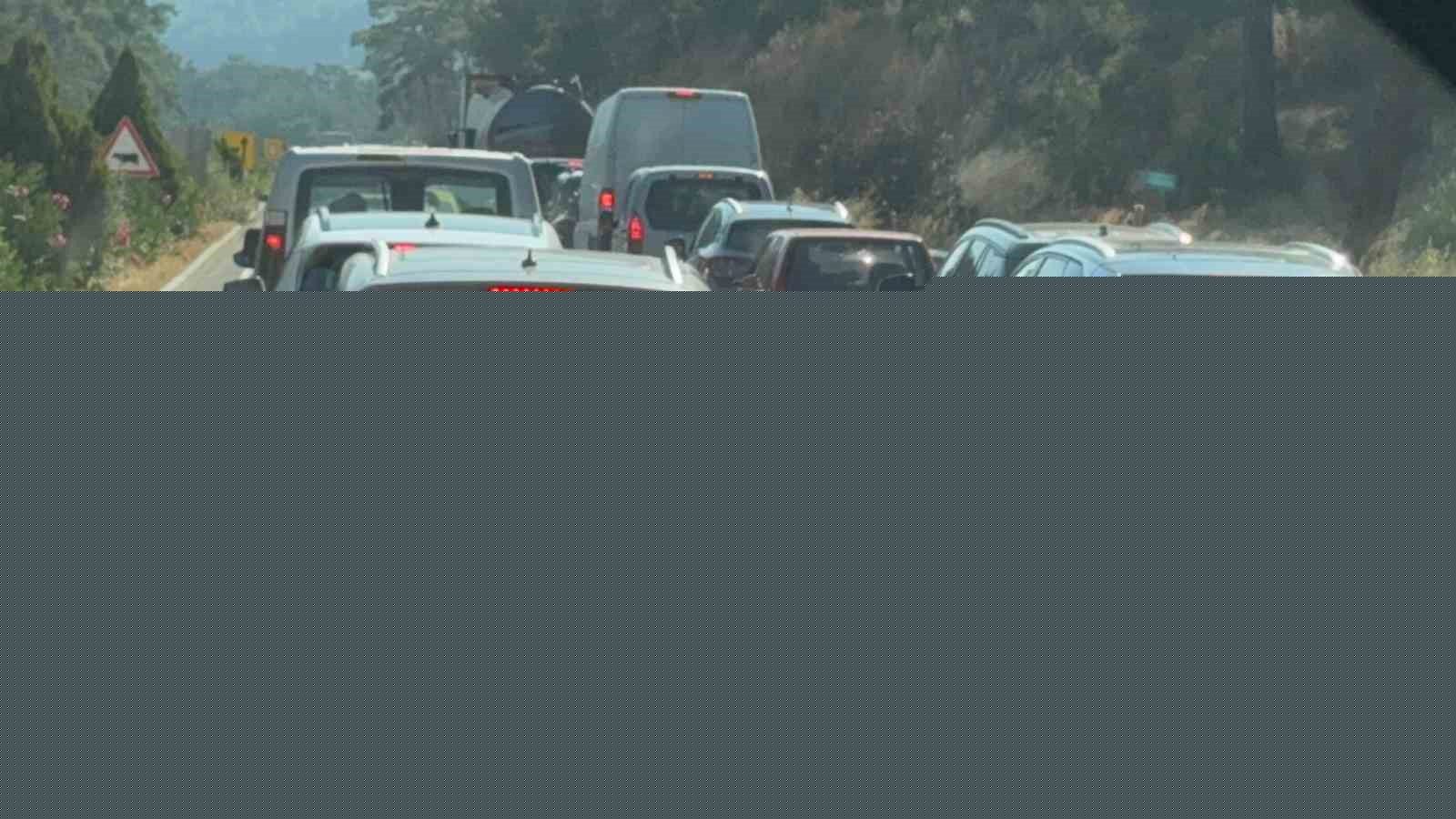 Tatilciler Marmaris girişinde yoğunluk oluşturdu