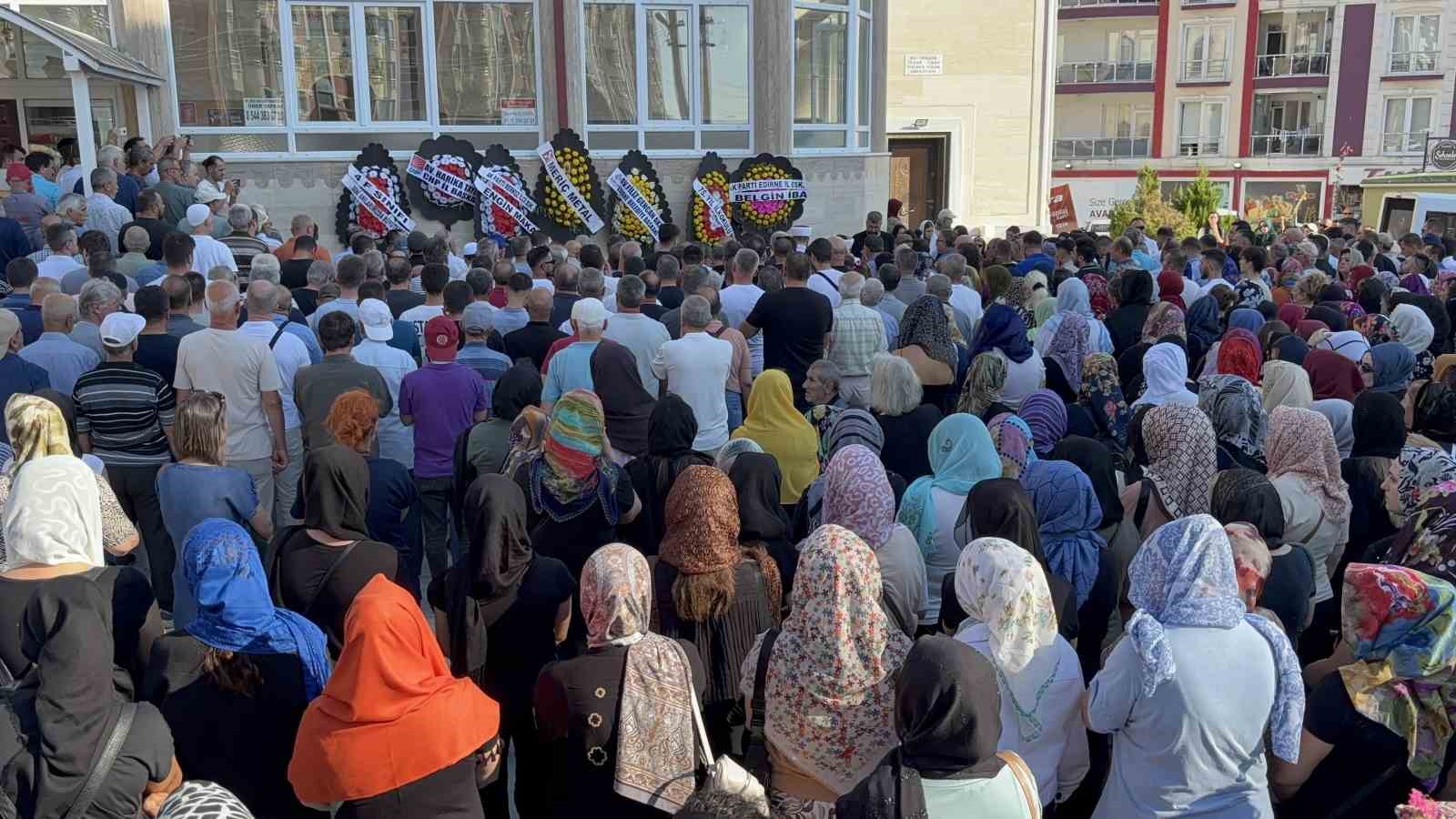 Boğularak öldürülen anne ve oğlu son yolcuğuna uğurlandı