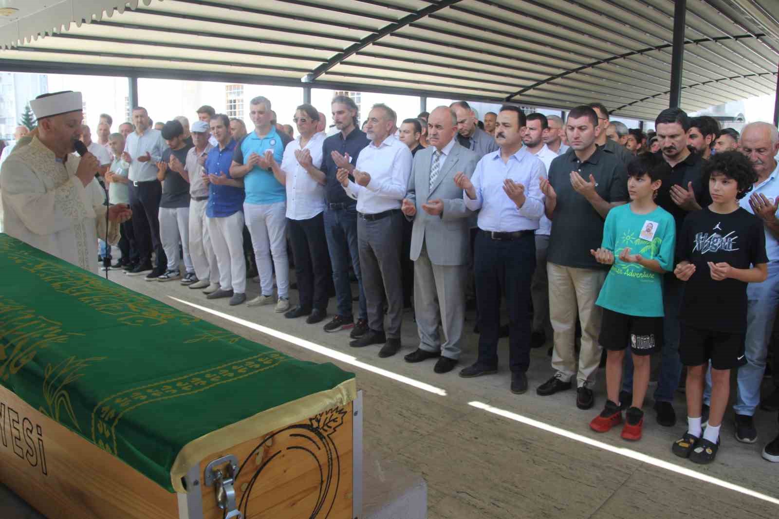 Başına saçma isabet ettikten yaklaşık 4 yıl sonra hayatını kaybeden doktor, son yolculuğuna uğurlandı