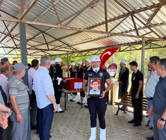Kansere yenik düşen polis, gözyaşlarıyla uğurlandı