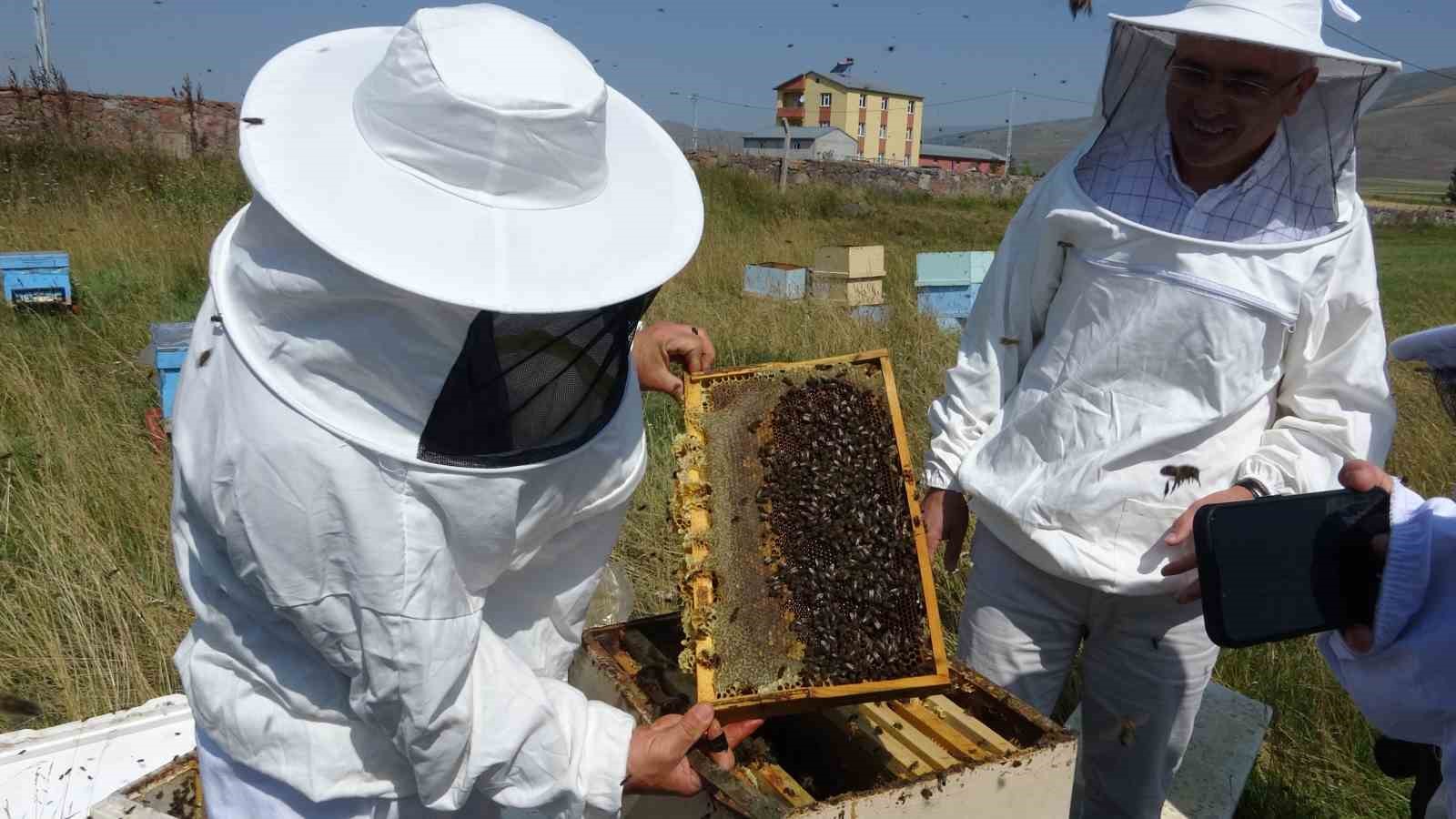 Vali Çiçek, ilk bal sağımını gerçekleştirdi