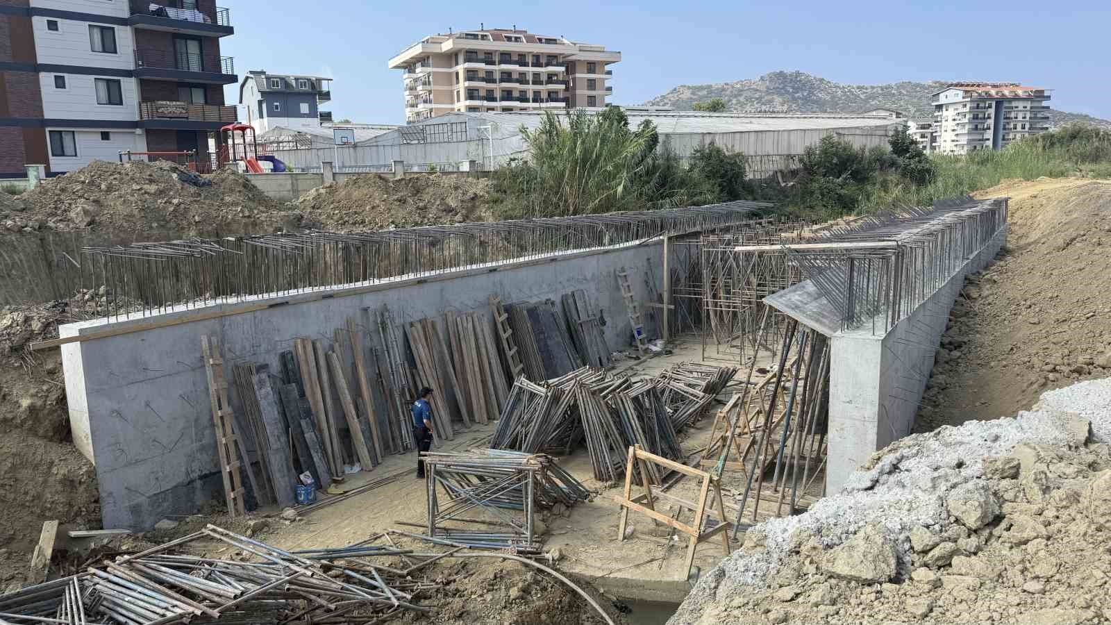 Köprü inşaatında düşen işçi ağır yaralandı