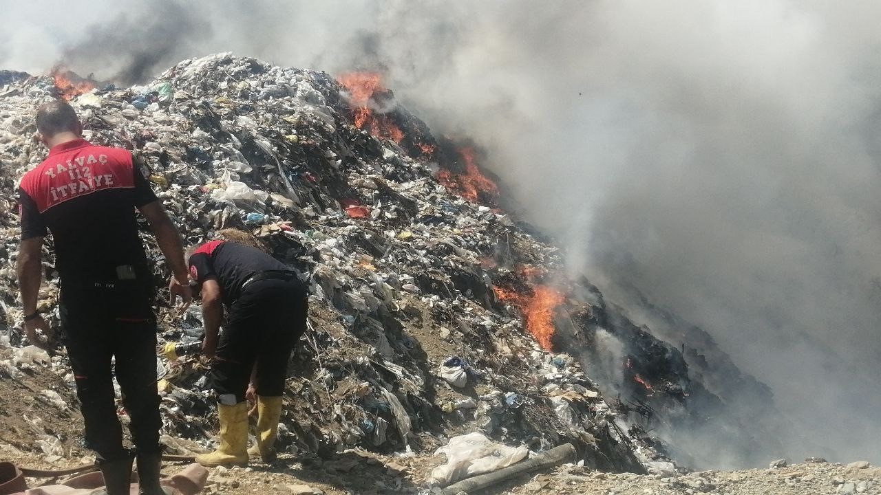 Isparta’da çöplükte çıkan yangın ormana sıçramadan söndürüldü