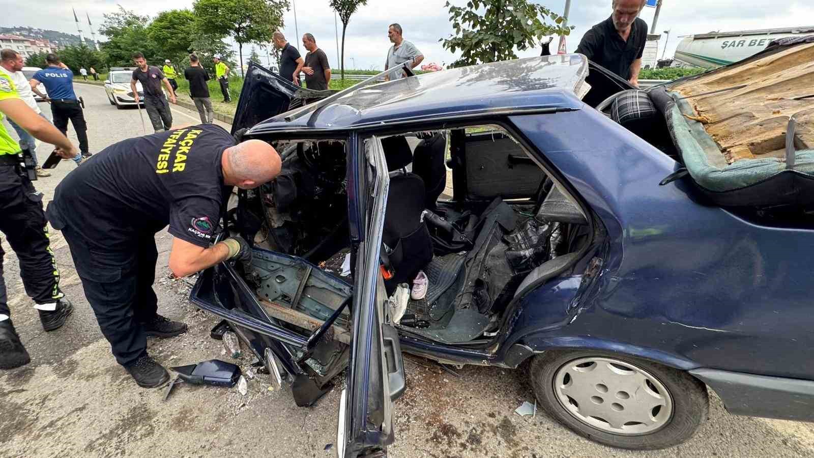 Rize’deki iki araç kafa kafaya çarpıştı: Aynı aileden 6 kişi yaralandı