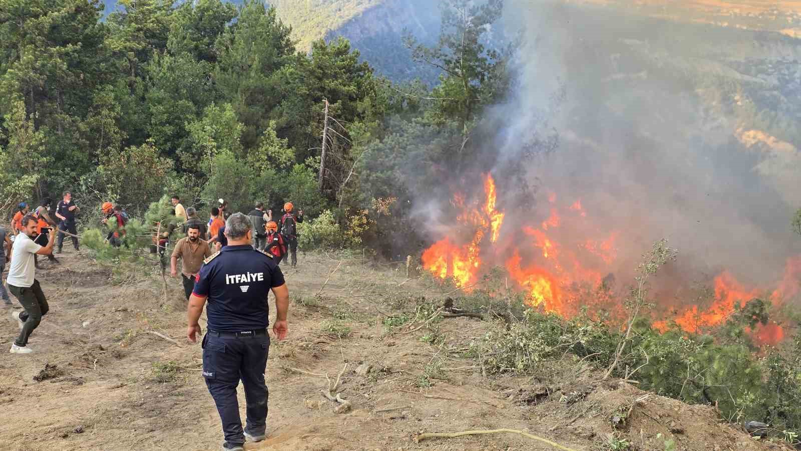 Karabük’teki orman yangınını söndürme çalışmaları devam ediyor
