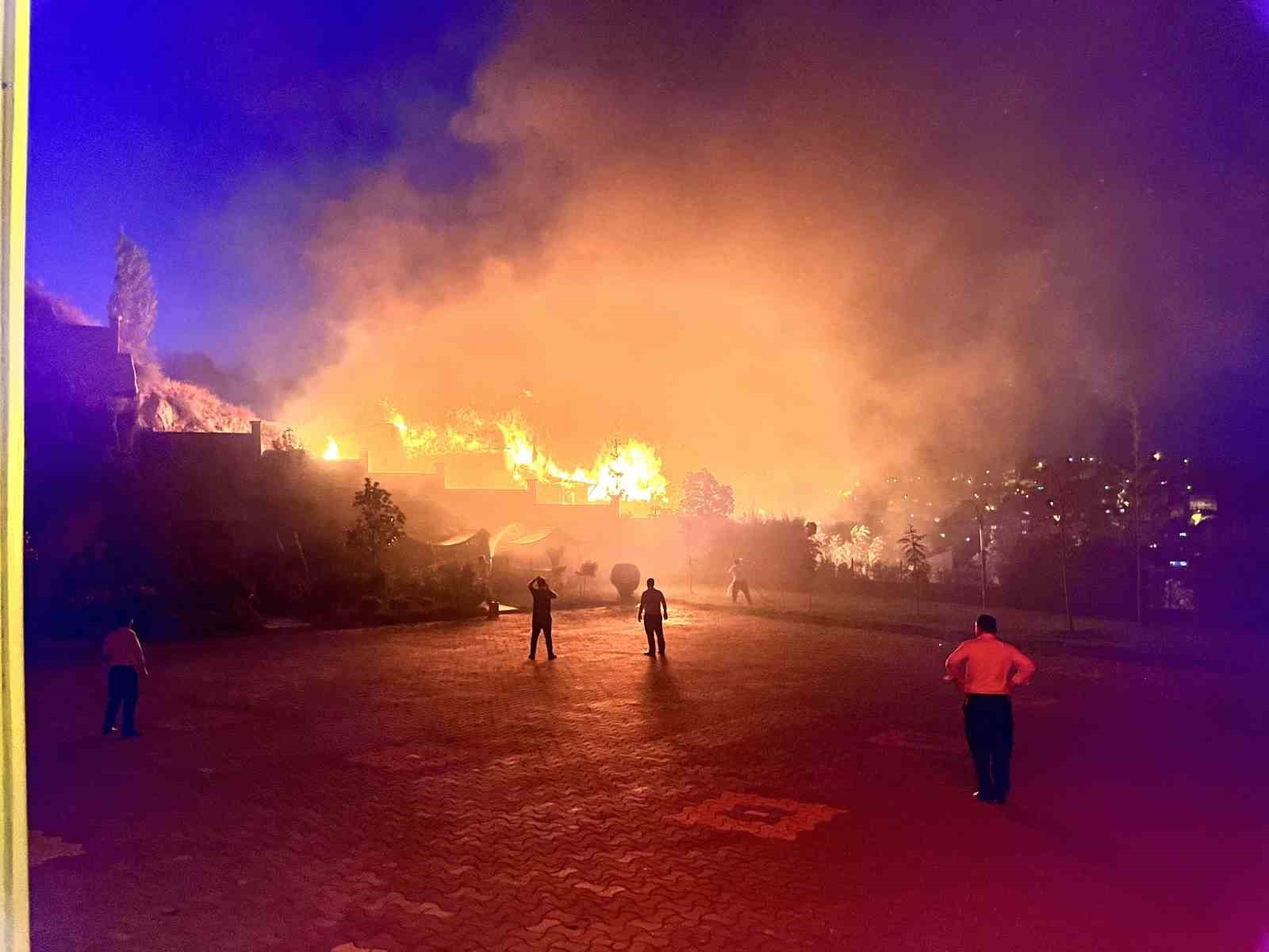 Tosya’da alevlere teslim olan 3 ev kullanılmaz hale geldi