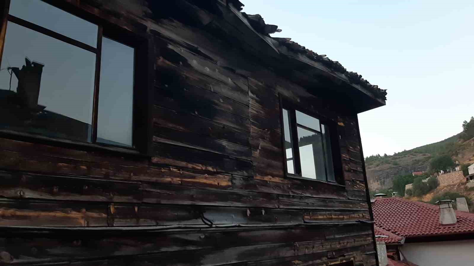 Bolu’da 3 katlı evin çatı katında çıkan yangın söndürüldü