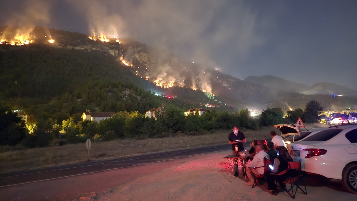 Karabük’te orman yangınını kamp sandalyesine yaslanıp izlediler