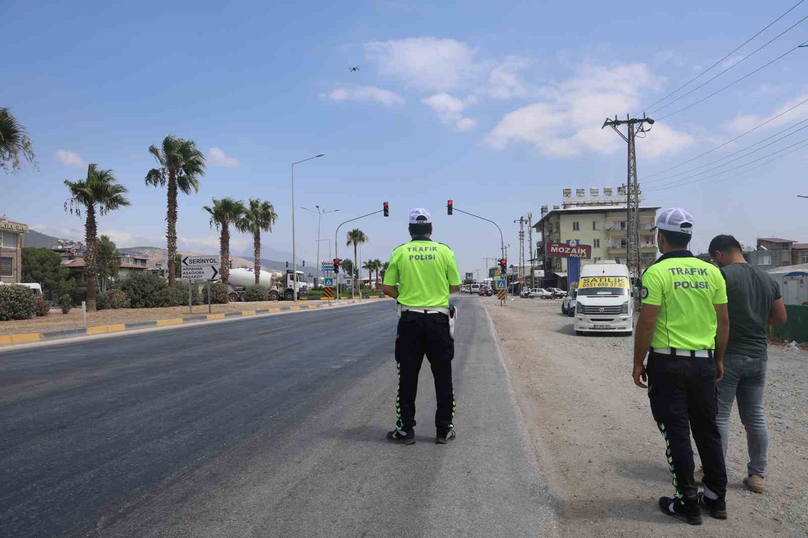 Kırmızı ışıkta durmayarak polisin dron kamerasına yakalanan sürücü: 