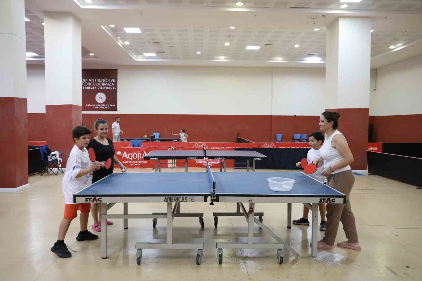 Antalya’da çocuklar yaz tatilini sporla geçiriyor