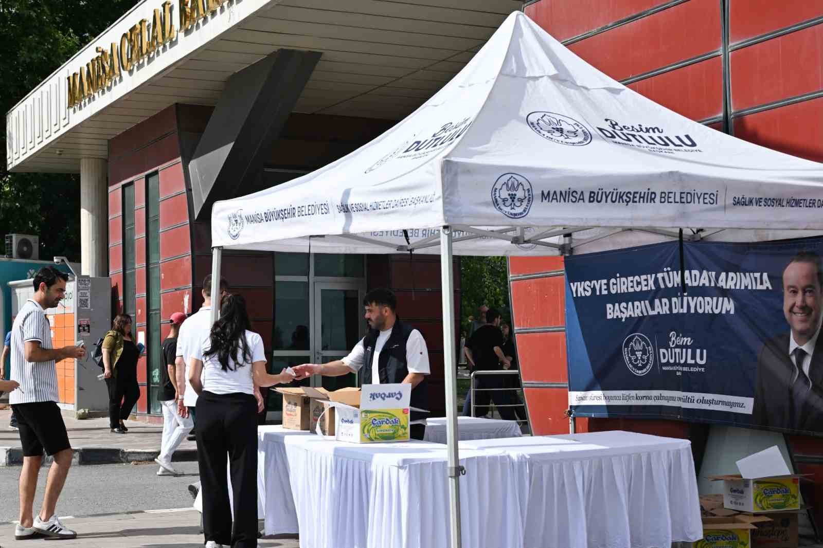 manisa-buyuksehir-den-yks-adaylarina-su-ve-limonata-ikrami
