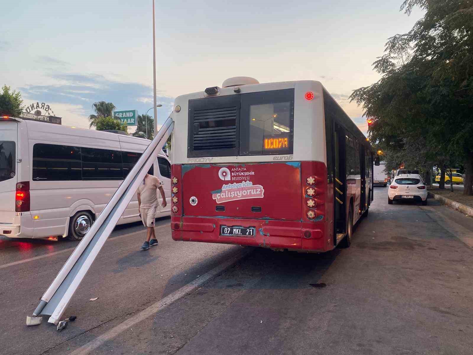 Antalya’da halk otobüsüne karavan tentesi saplandı