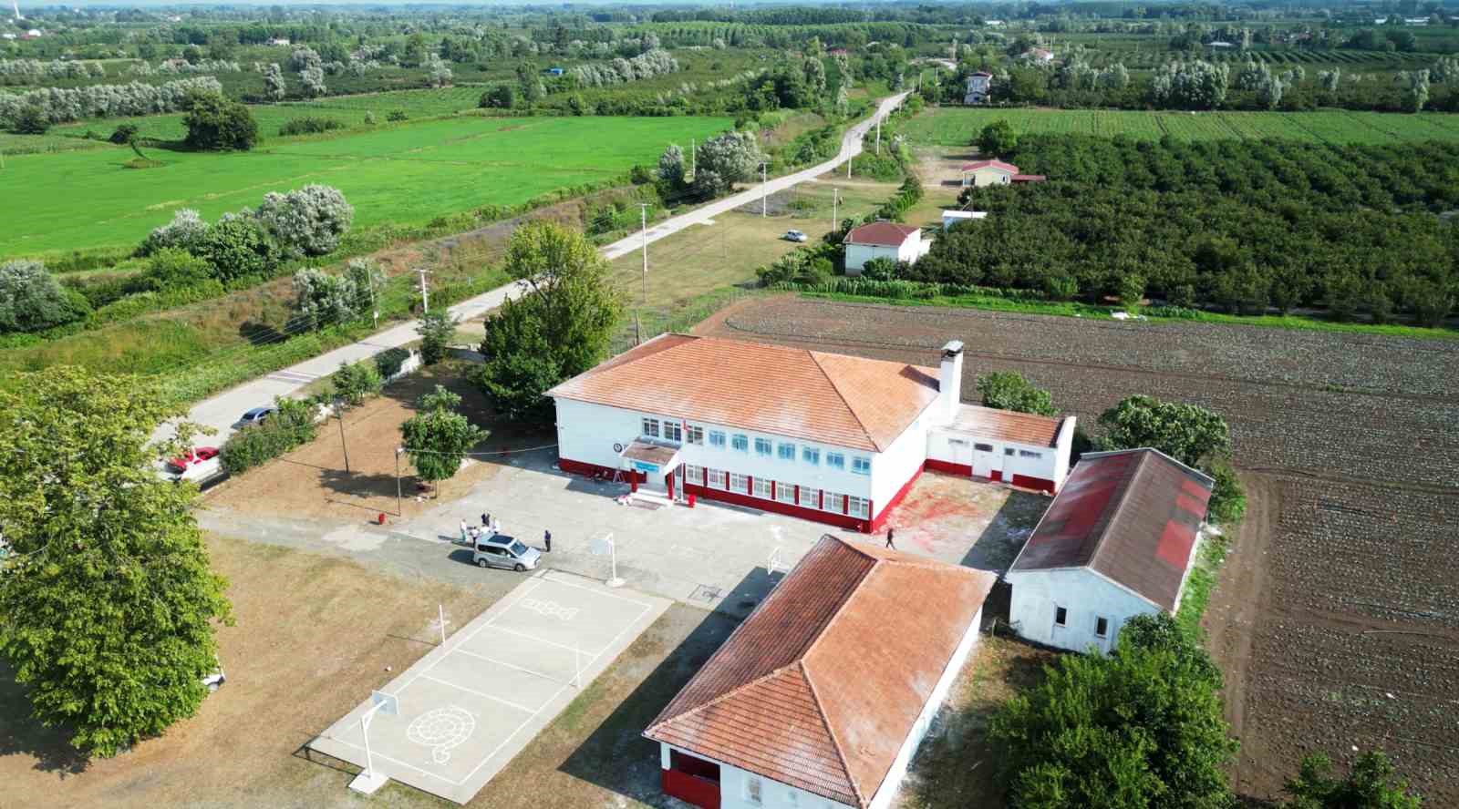 Taraftarlar okulu kırmızı-beyaza boyadı