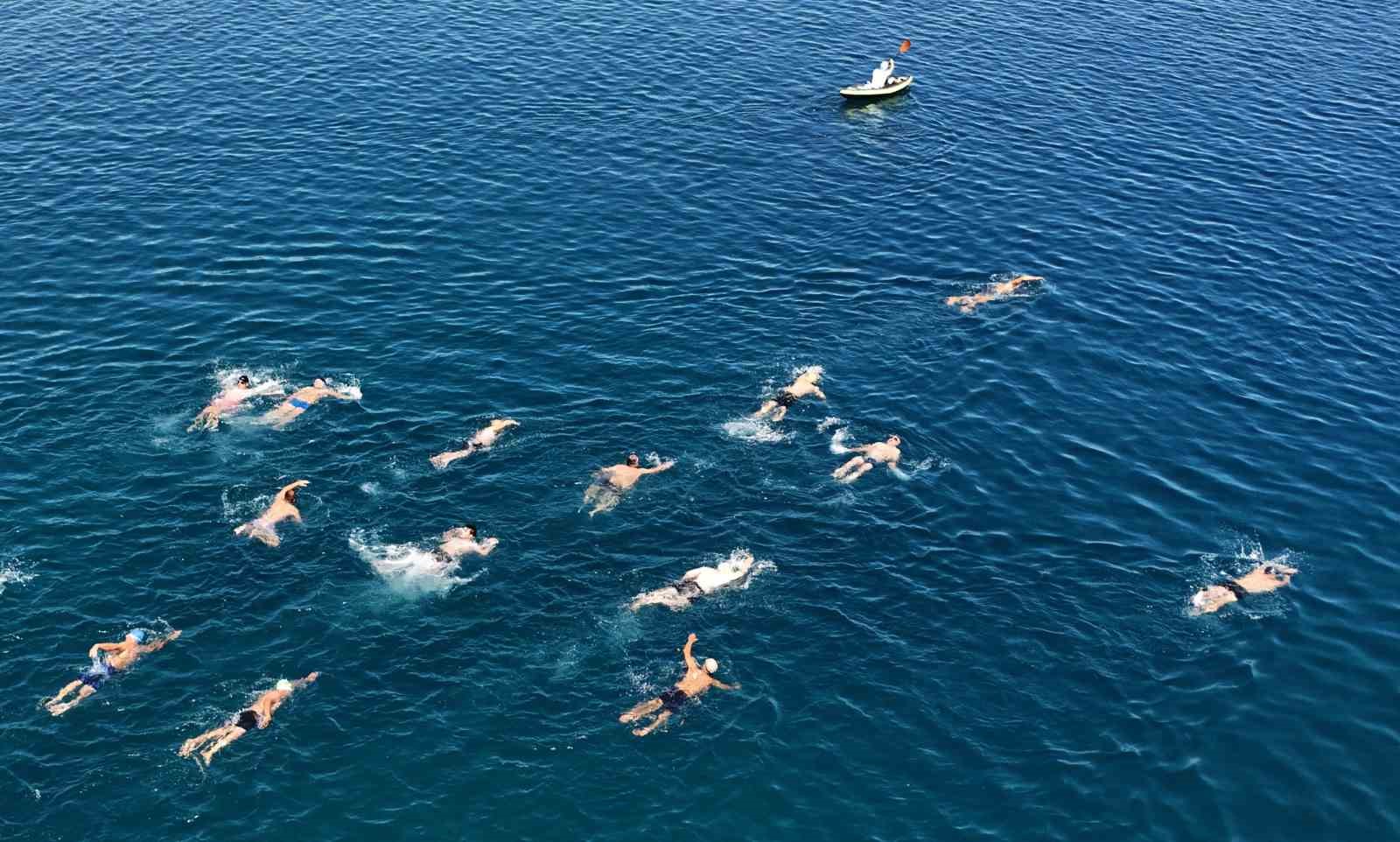 Merhum Vali Erol Karaömeroğlu anısına Van Gölü’nde yüzme maratonu