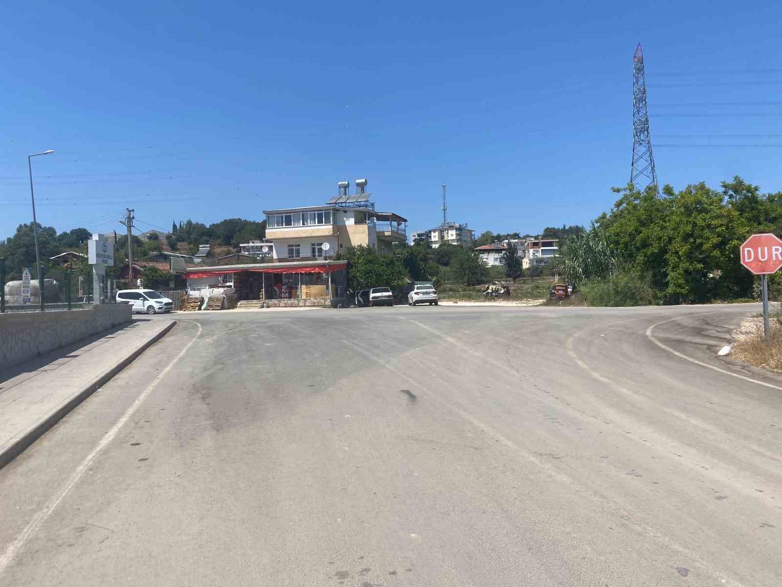 El frenini çekmeyi unutup arkasından koştuğu otomobil park duvarına çarparak durabildi