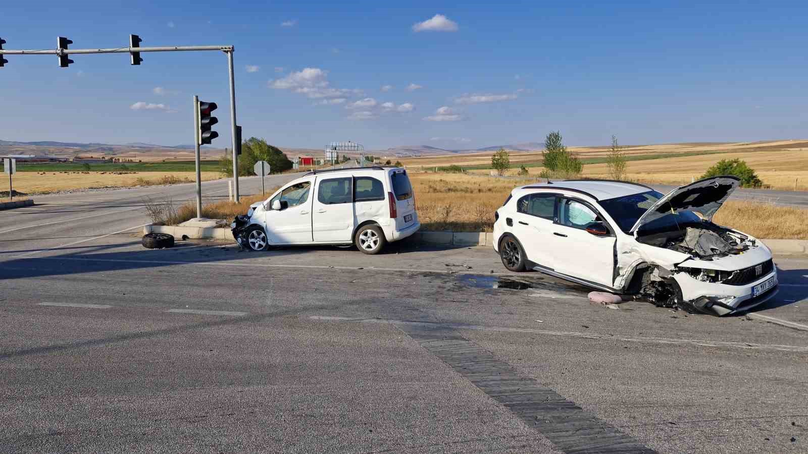 Hafif ticari araç ile otomobil çarpıştı: 10 kişi yaralandı
