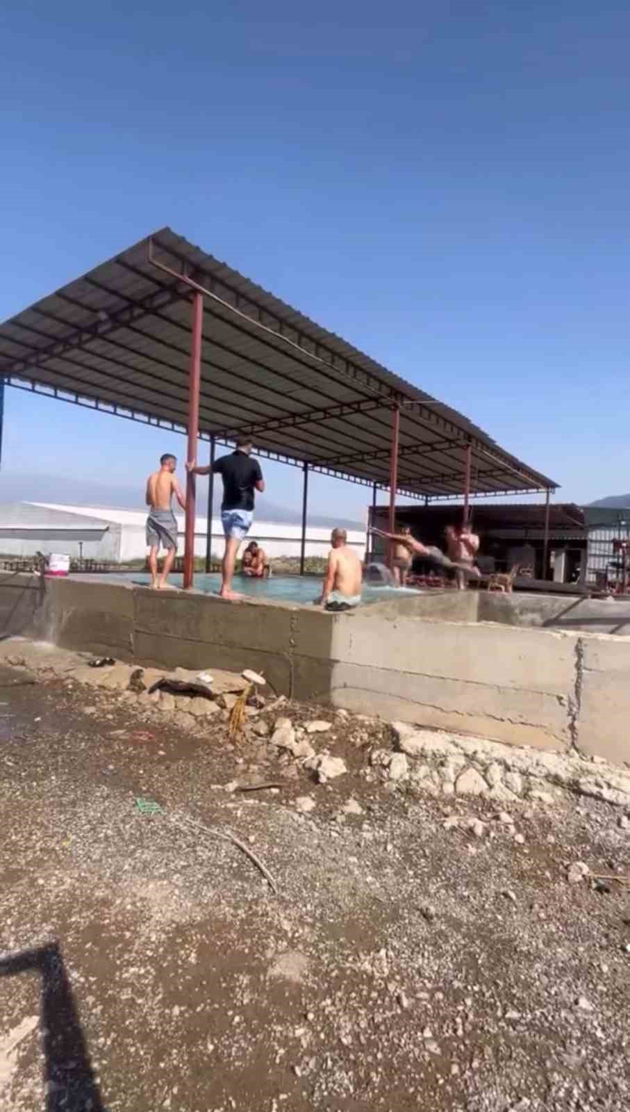 Kavurucu sıcaktan bunalan tarım işçileri maydanoz havuzunda serinledi