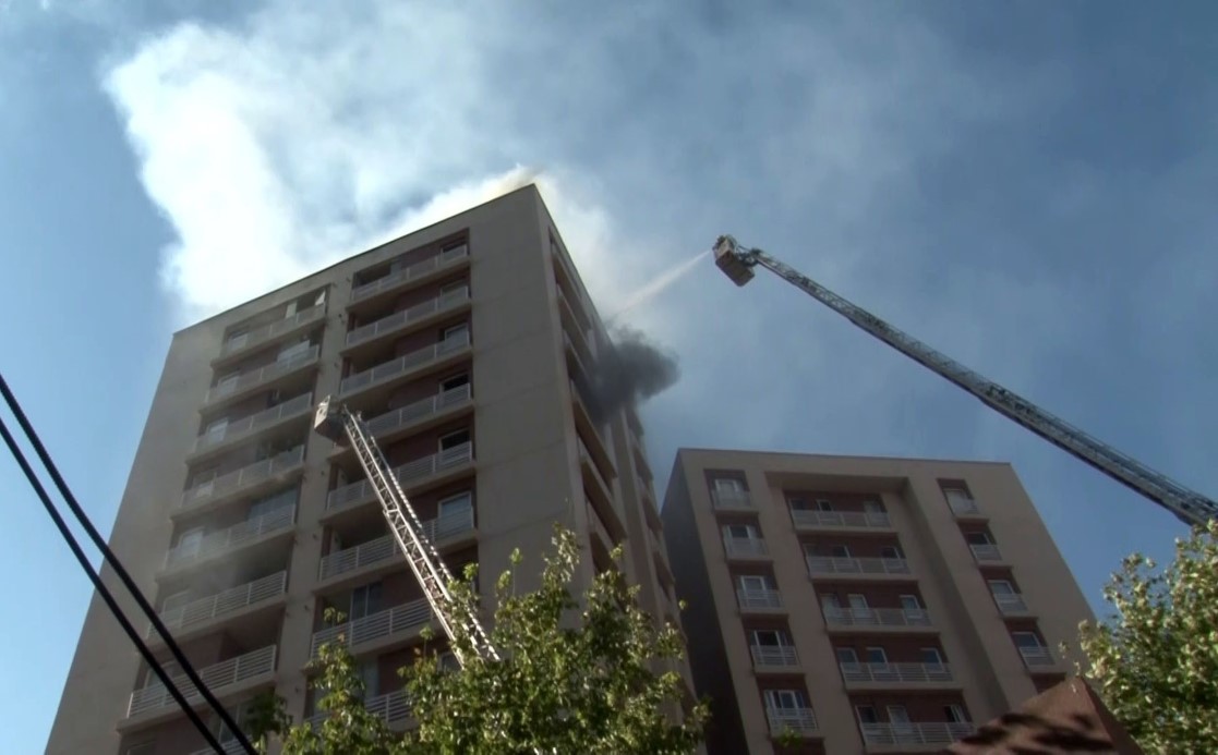 Bağcılar’da 15 katlı apartmandan alevler yükseldi