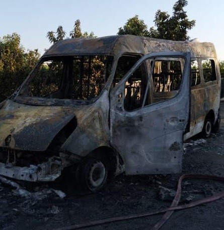 Yanan minibüs kullanılamaz hale geldi