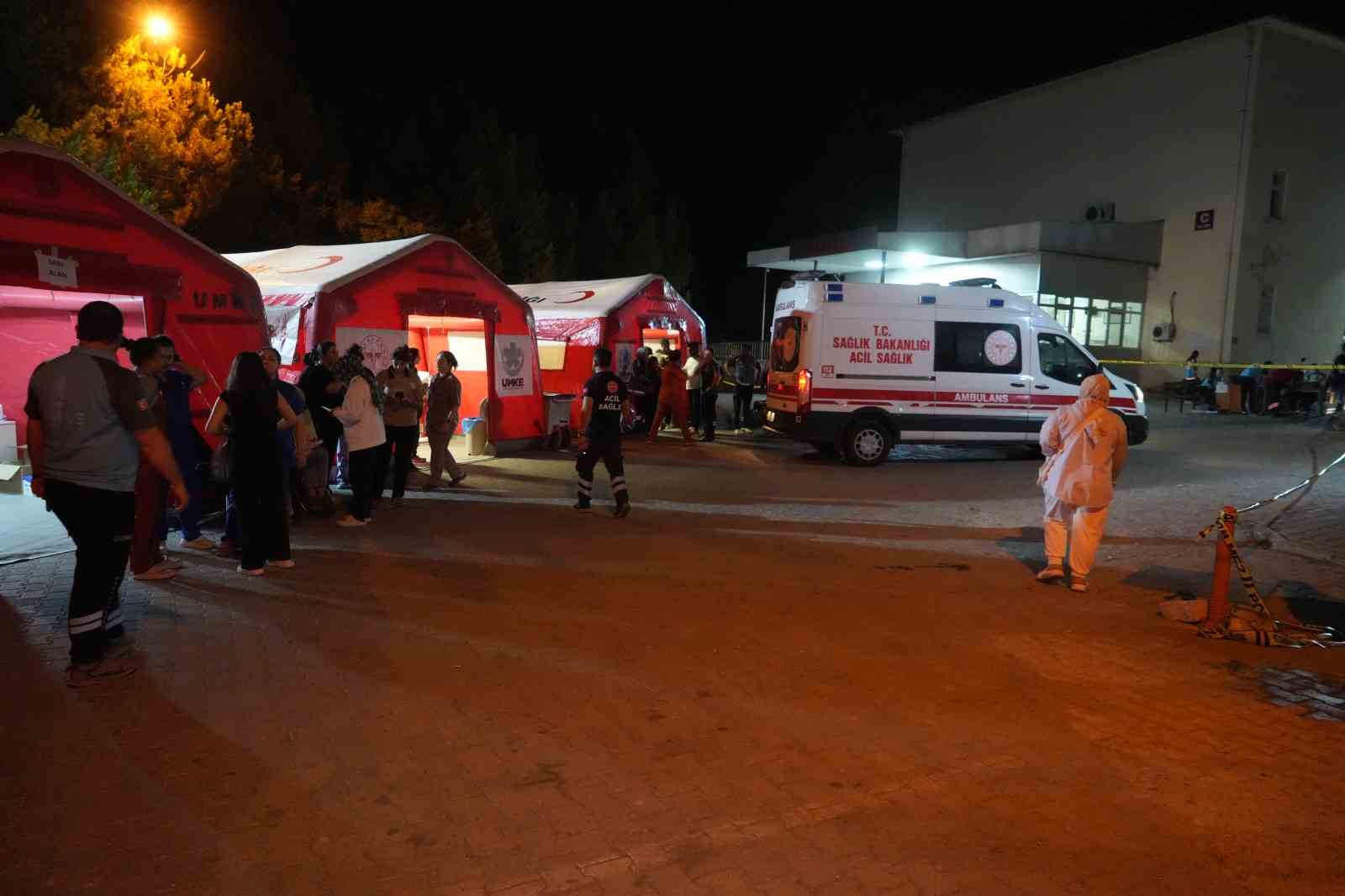 Sındırgı’da 6,1’lik deprem sonrası sahra hastanesi kuruldu, vatandaşlar geceyi stadyumda geçiriyor