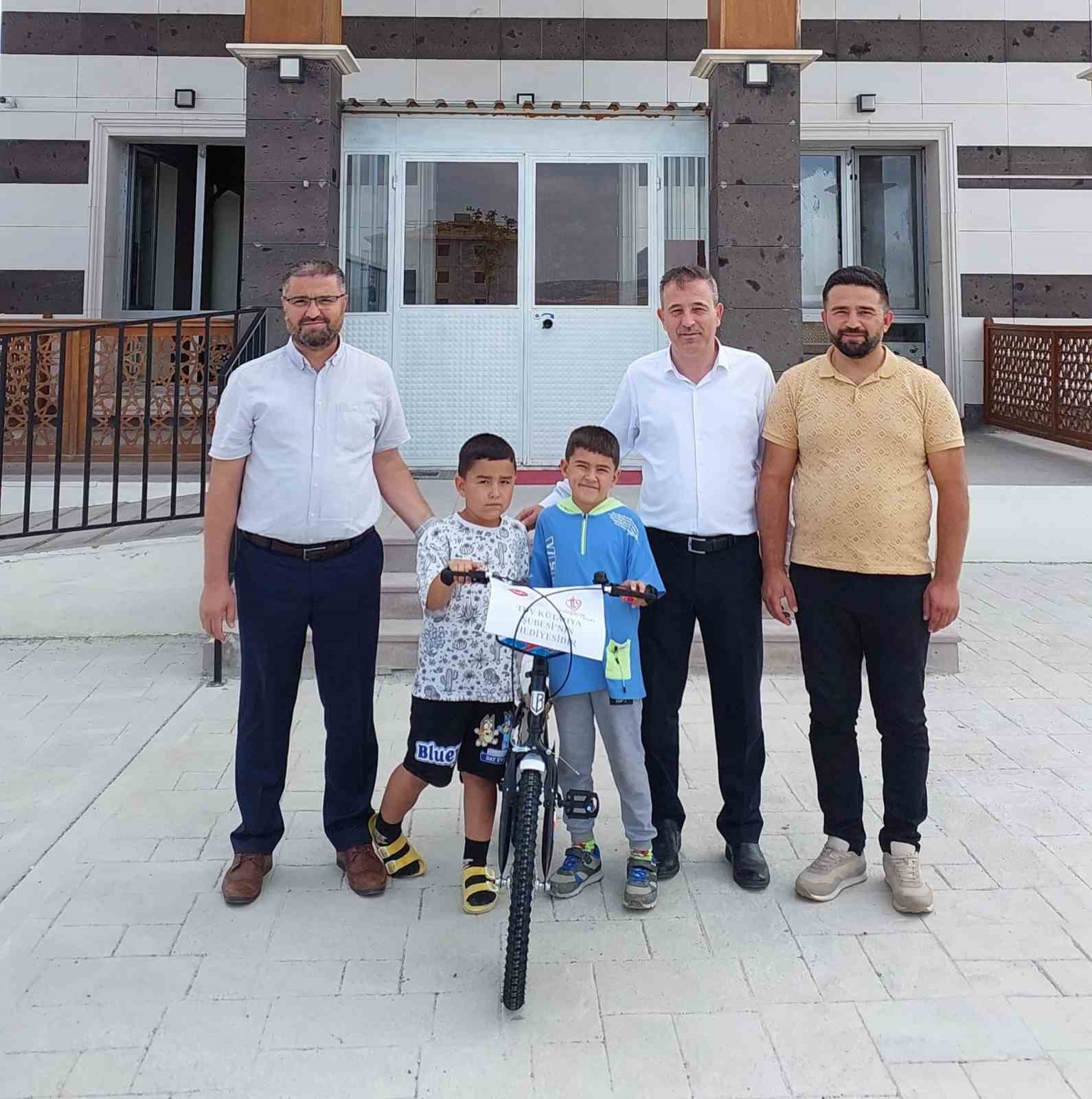 TDV Kütahya’dan trafik kazası geçiren çocuğa yeni bisiklet hediyesi