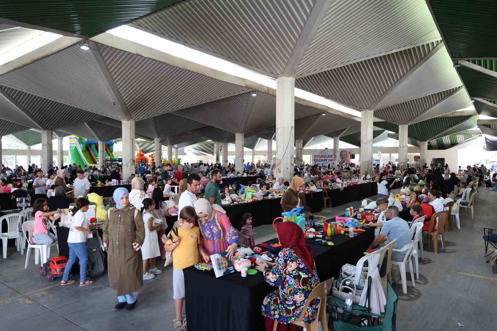 Çocuklar Genç KOMEK  2. El Oyuncak Pazarı ile farkındalık kazanıyor