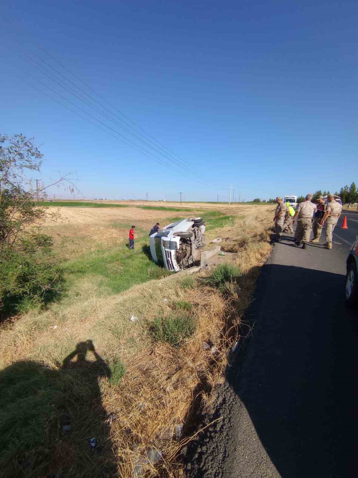 Diyarbakır’da minibüs yol kenarına devrildi: 1 yaralı