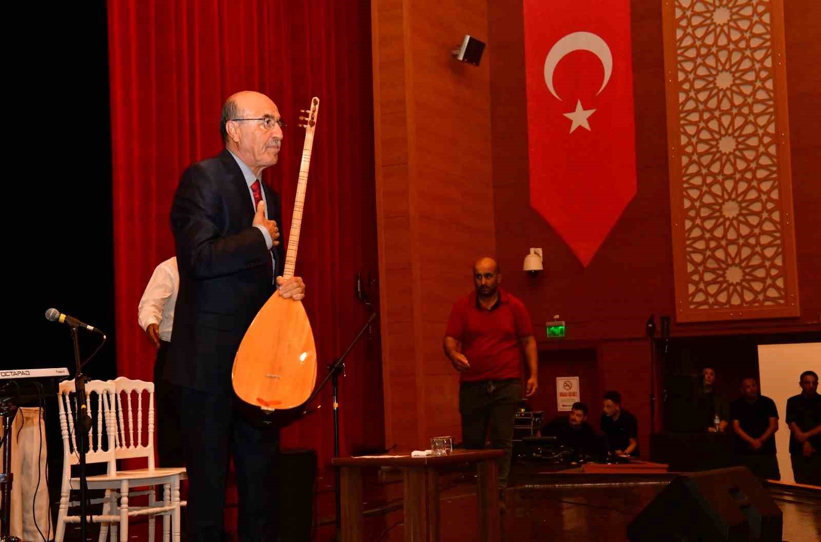 Kırşehir Belediyesi’ne Neşet Ertaş heykeli sitemi