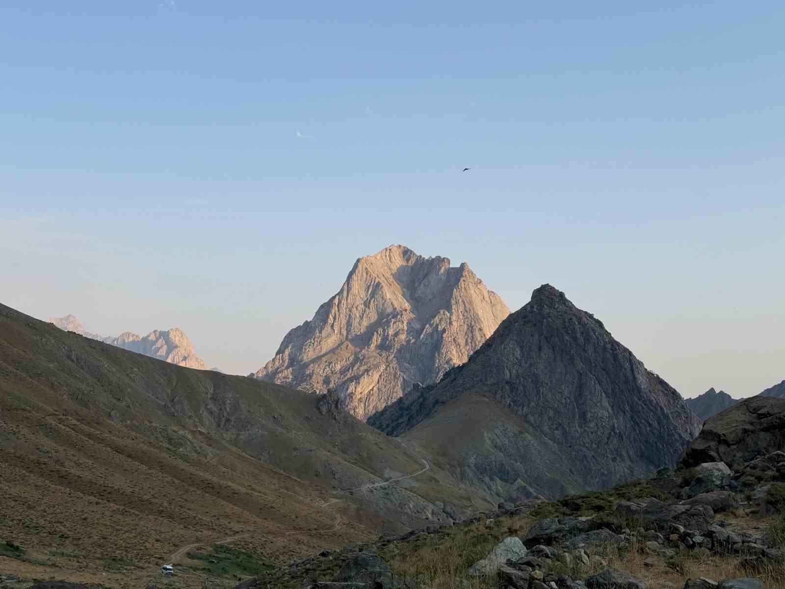 Yüksekovalı dağcılardan Cilo Dağı’na zirve tırmanışı