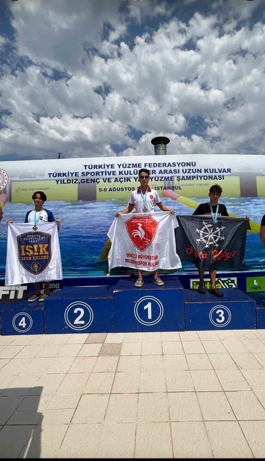 Denizli’nin altın kulaçı Türkiye şampiyonu oldu