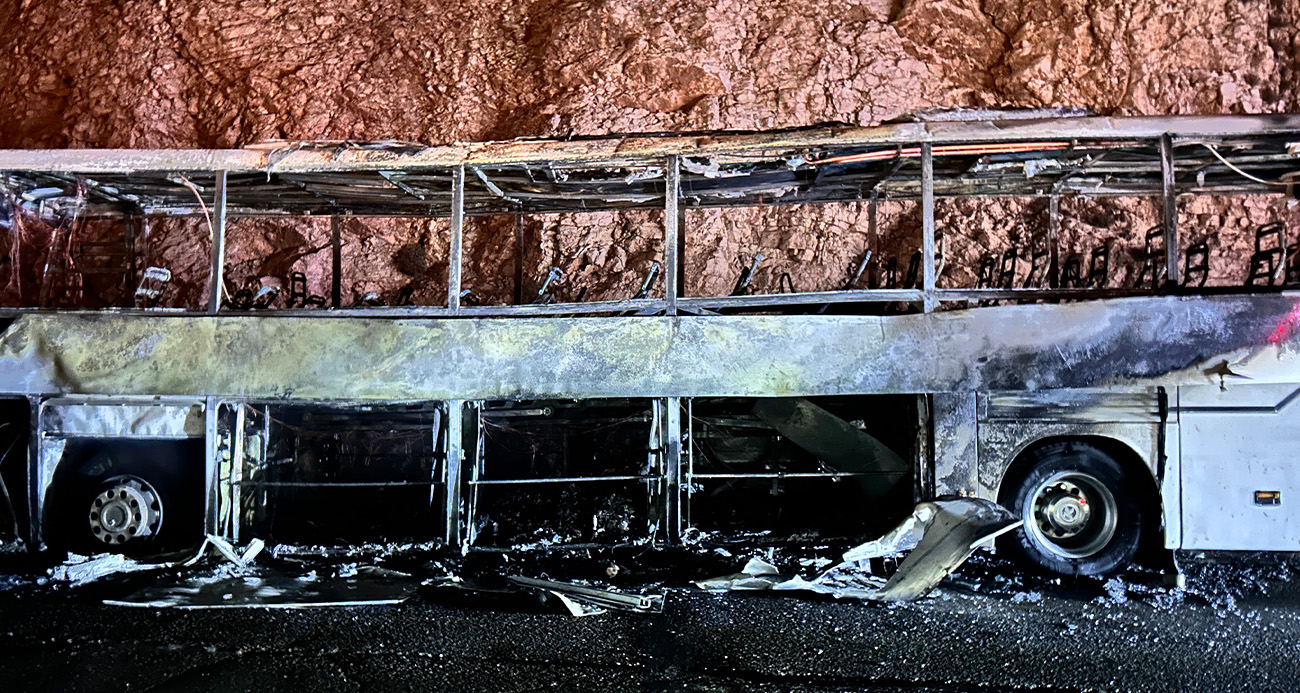 Alevlere teslim olan yolcu otobüsünde korku dolu anlar