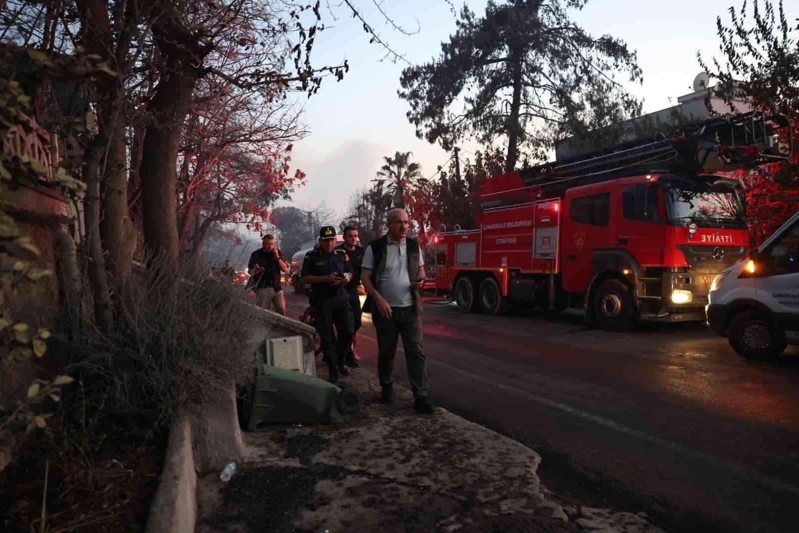 Çanakkale Valisi Toraman devam eden söndürme çalışmalarını yerinde inceledi